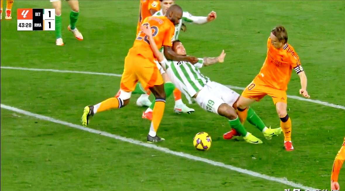 九游体育app-内姆布哈德顶级防守者